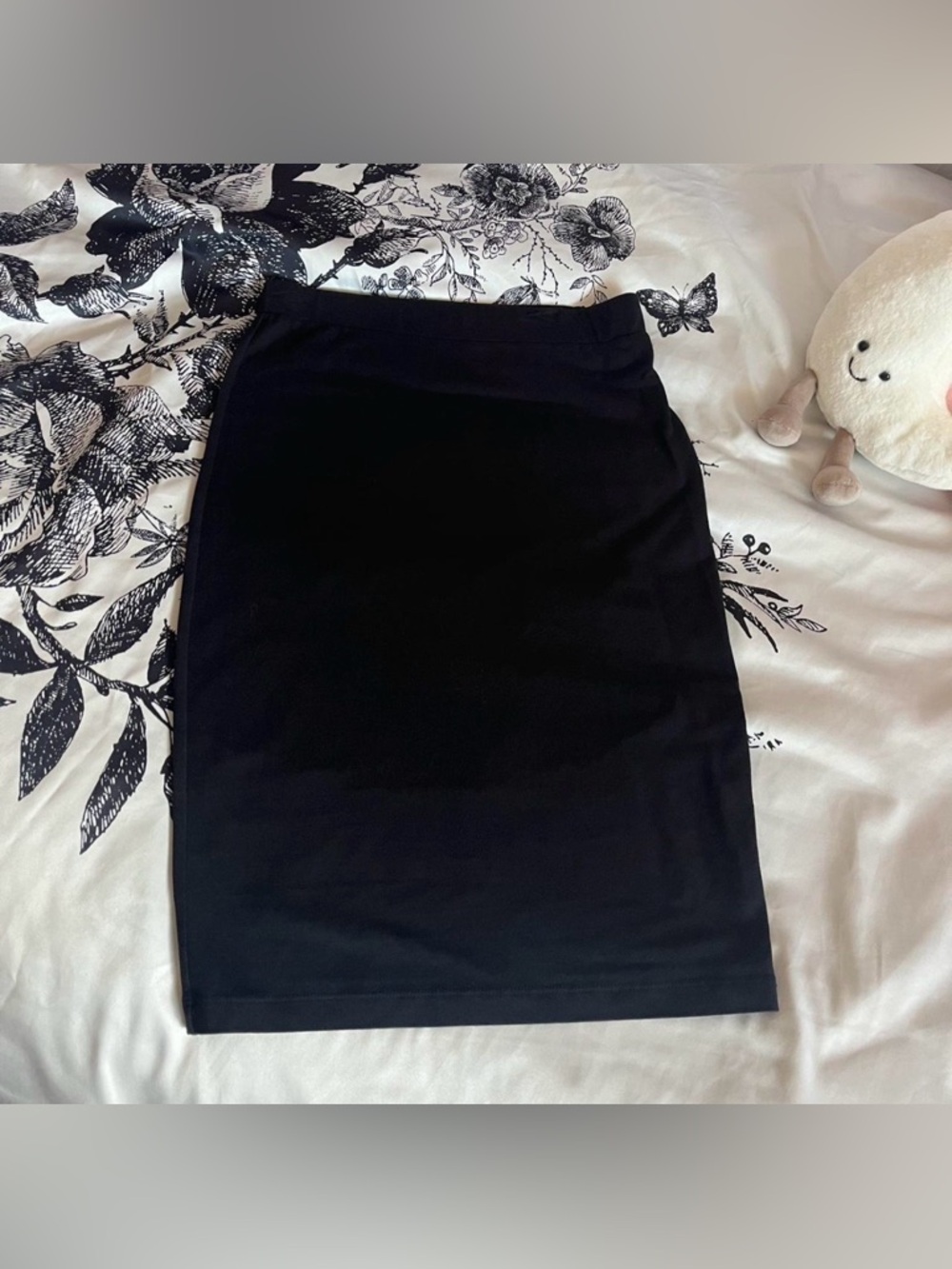 black stretchy midi pencil skirt • minimalist staple